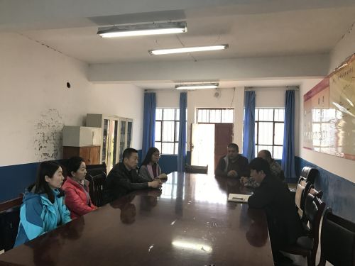工作队员与学校领导沟通